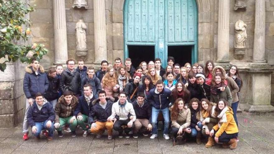 Los escolares holandeses y vigueses posaron frente a la iglesia excolegiata.  // FdV