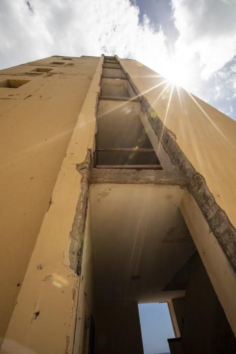 12.04.19.Las Palmas de Gran Canaria. Urbex / Reportaje con dos aficionados a la.exploración urbana de lugares abandonados.(urbex) en La Casa del Niño. Foto Quique Curbelo  | 12/04/2019 | Fotógrafo: Quique Curbelo