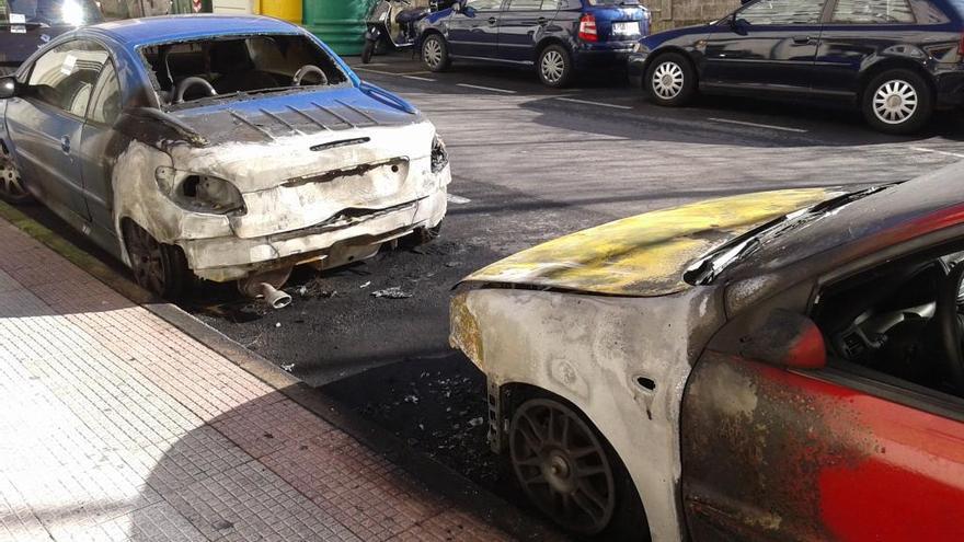 Investigan el incendio que calcinó dos coches de madrugada en Pontevedra