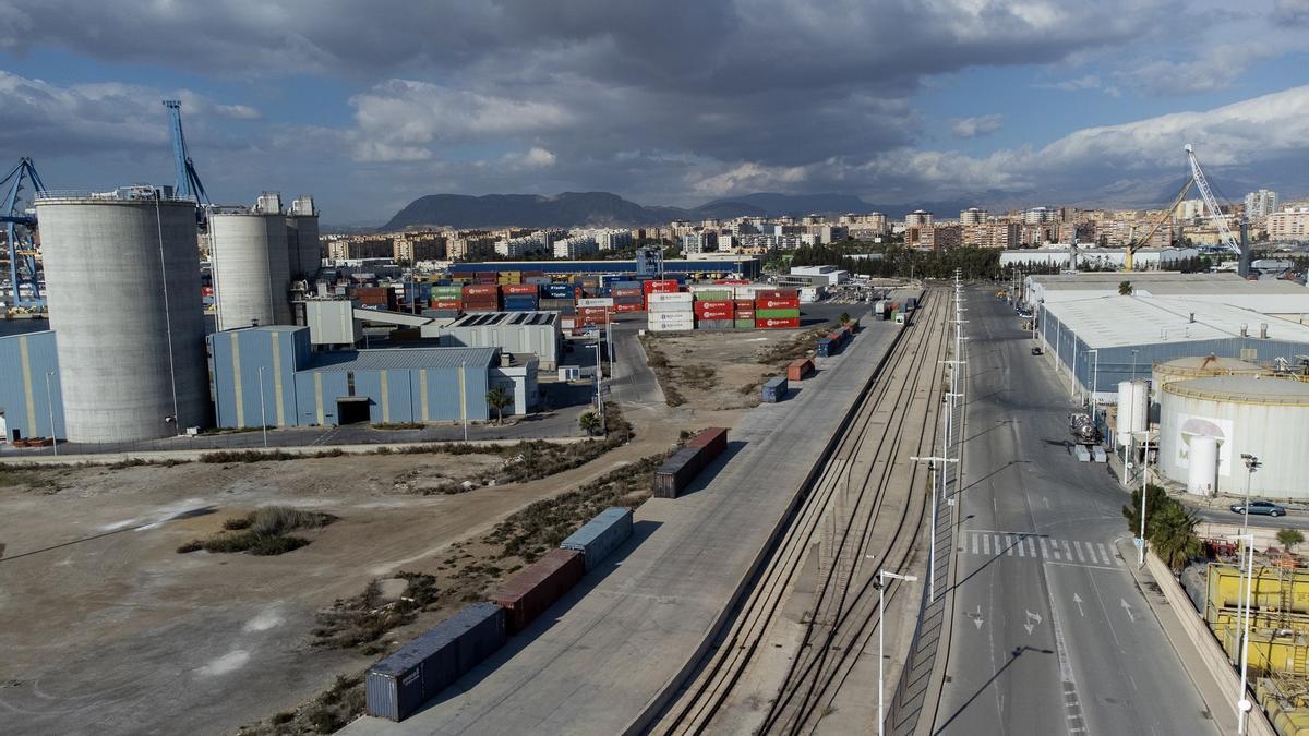 Un tramo de las vías en la zona de muelles del puerto de Alicante.