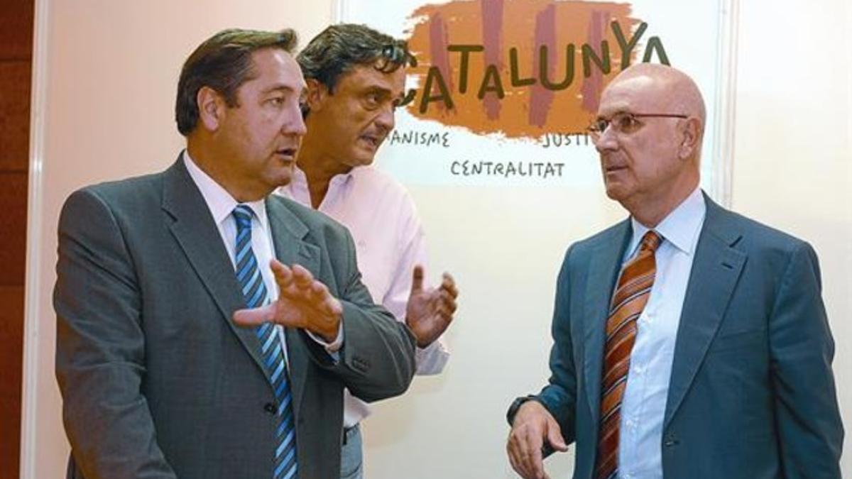 Josep Antoni Duran Lleida conversa con Josep Maria Pelegrí (primero por la izquierda) y Benet Maimí, ayer en la sede del 25º congreso de Unió, en Sitges.