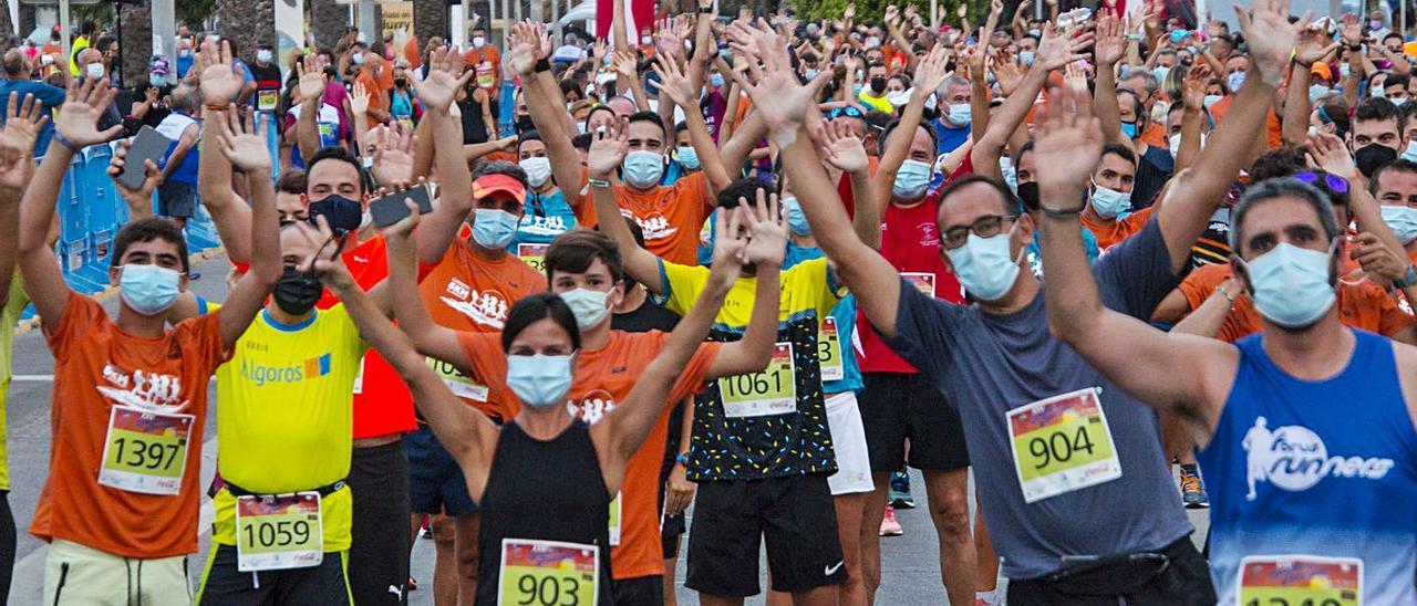 Ilusión y alegría de los participantes, con sus mascarillas, antes de tomar la salida. | A.F. SANTA POLA