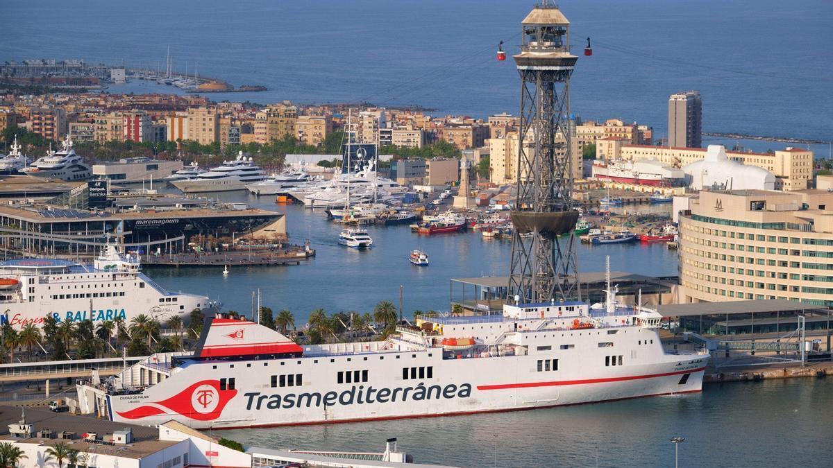 Ferries amarrados en el puerto de Barcelona
