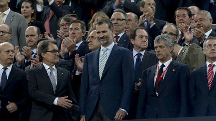 Admitida la querella contra Mas por los pitos al himno