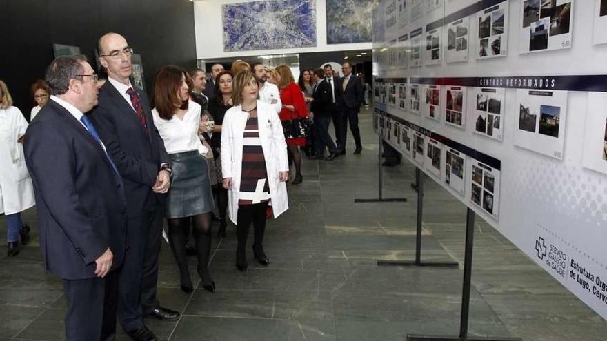 Vázquez Almuíña, ayer, durante una visita a una exposición conmemorativa del 25º aniversario del Sergas, en Lugo.