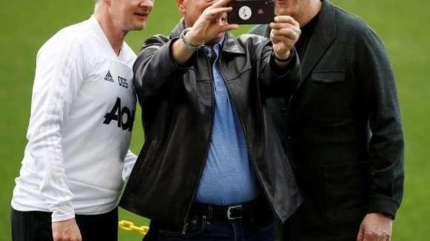 Solksjaer se hace una foto en el Camp Nou con los dueños del Manchester United, Joel y Avram Glazer.