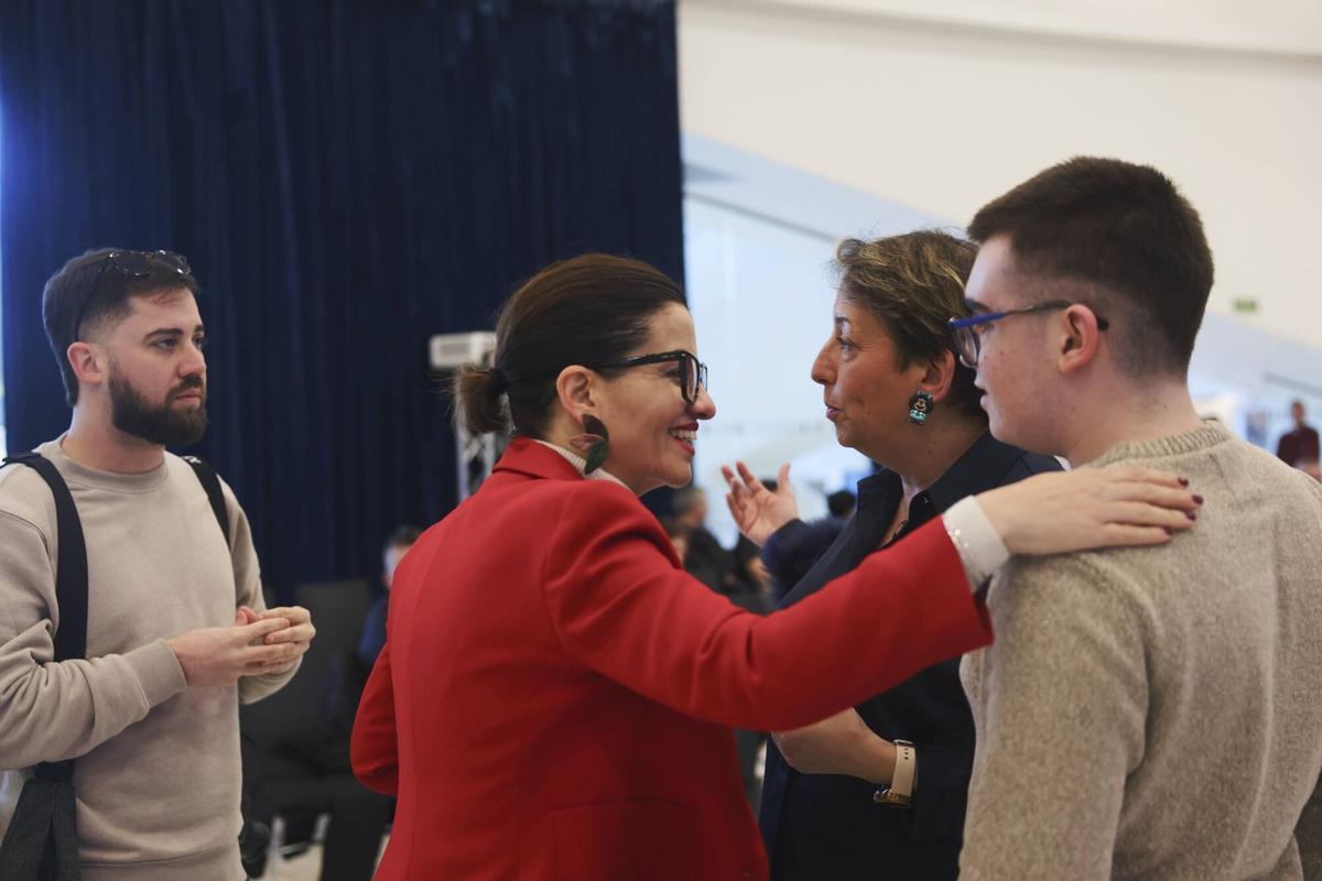 La ministra Rego saluda a David en el congreso.