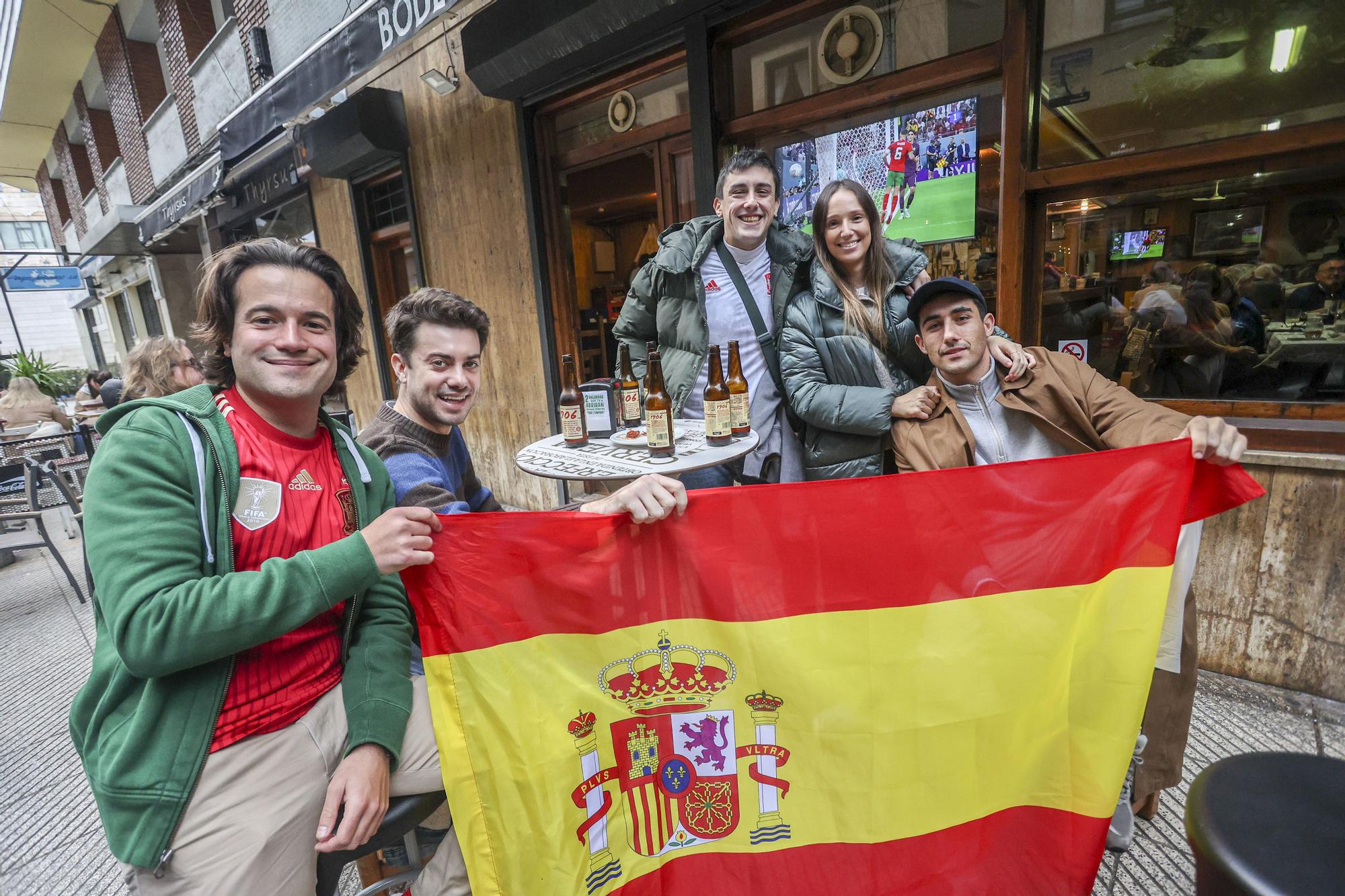 En imágenes: así se vivió en Oviedo la eliminación de España