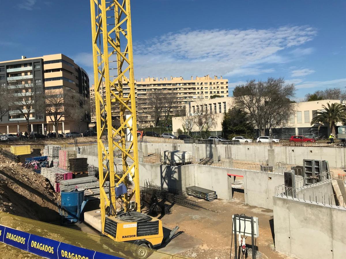 Obras, construcción, grúa, maquinaria pesada.