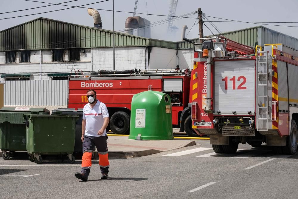 Los Bomberos han pedido a los vecinos que cierren puertas y ventanas para evitar el humo