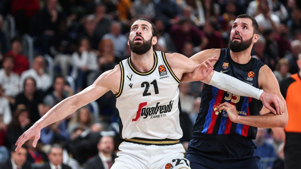 Shengelia defiende a Mirotic durante el partido entre el Barça y la Virtus