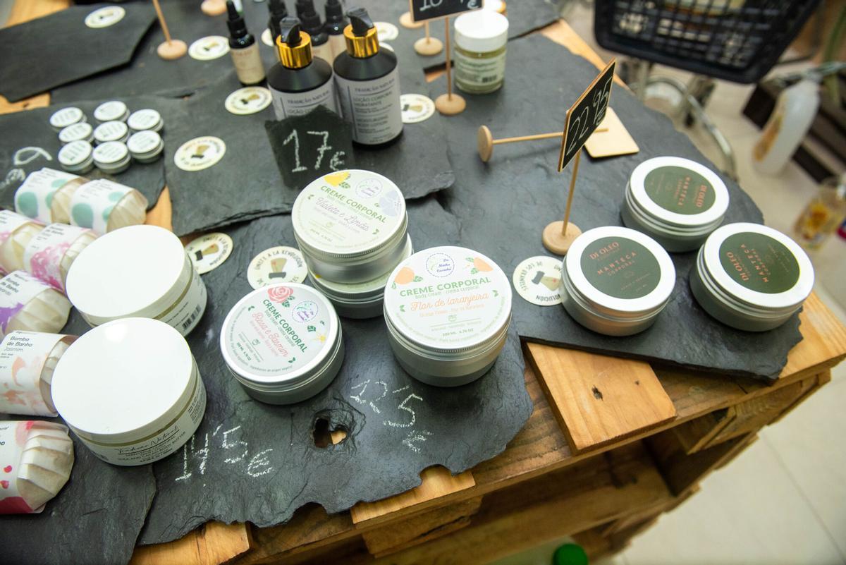 Algunos de los productos de cosmética de La Revolución de los Graneles.