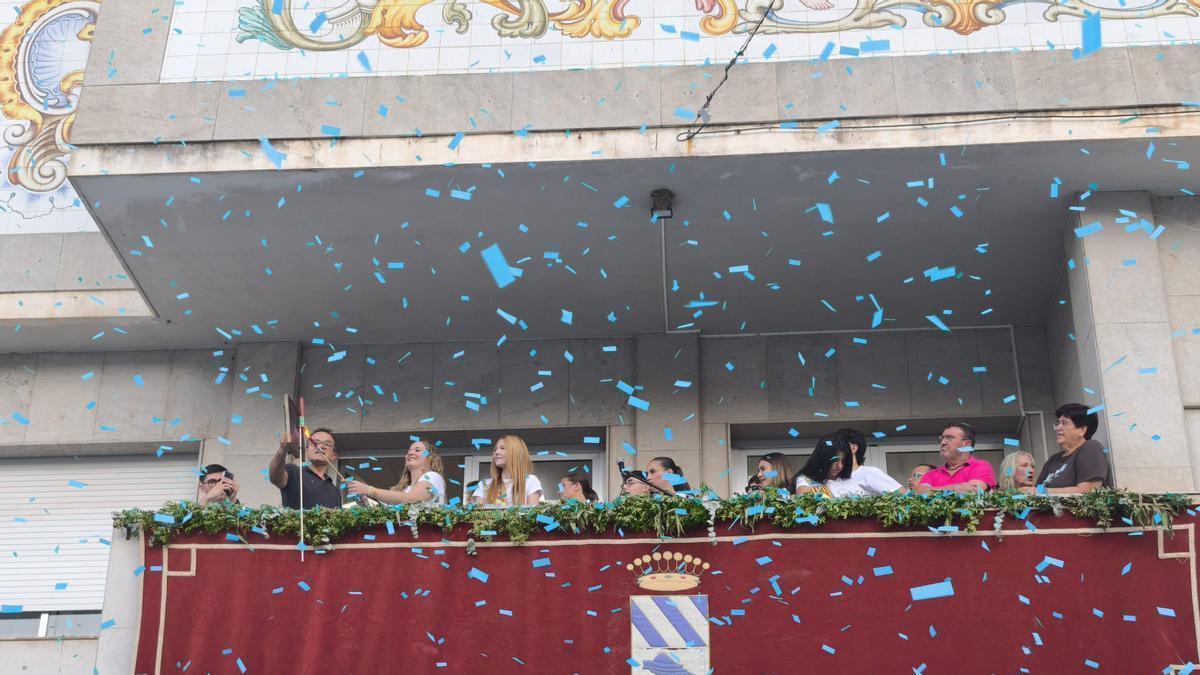 El disparo del chupinazo desde el balcón del Ayuntamiento estuvo presidido por la reina de las fiestas, Balma Aparici.