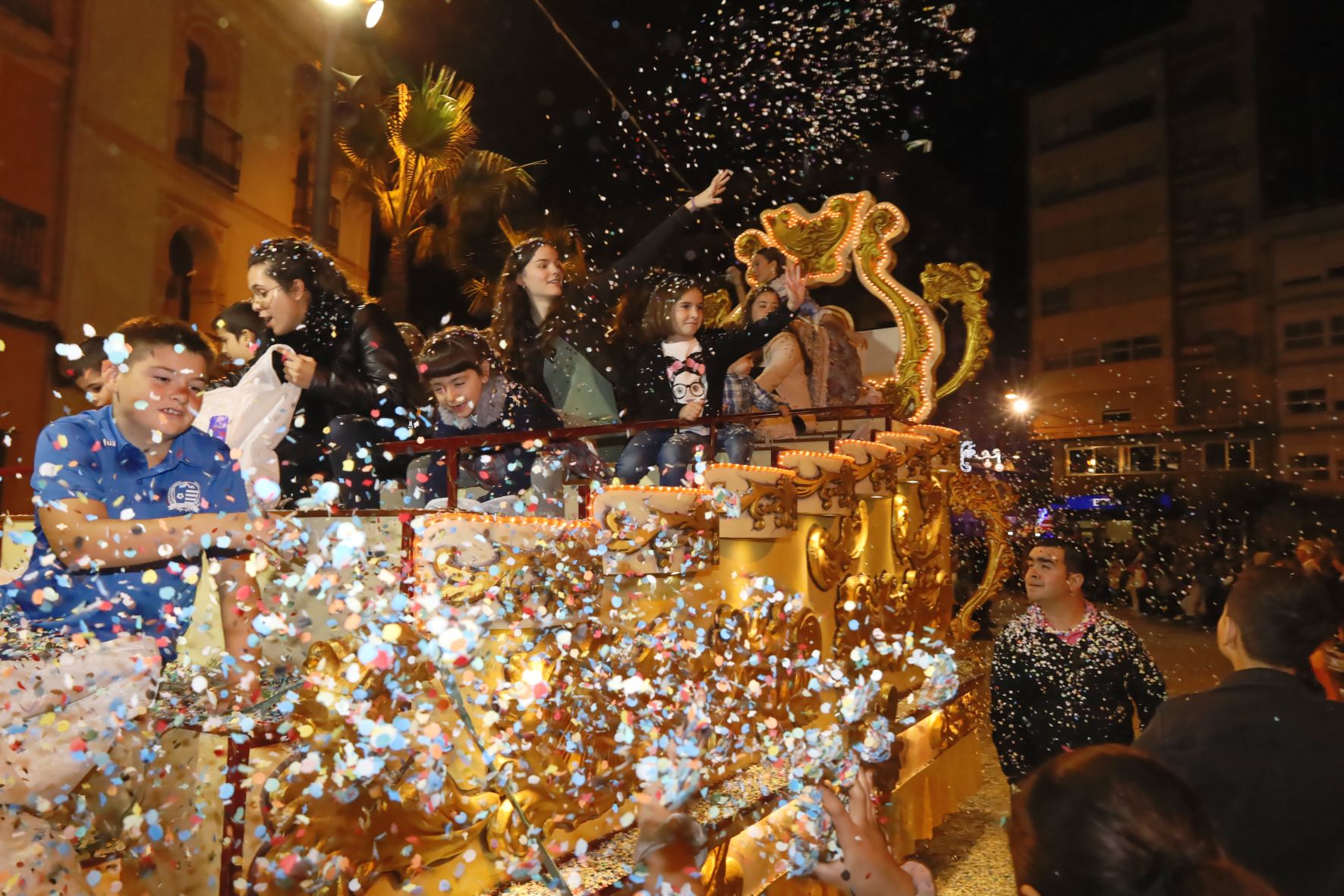 Todas las fotos del colorido desfile de carrozas de la Fira d'Onda