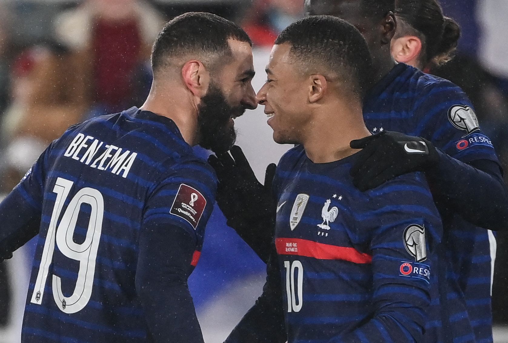 Benzema y Mbappé celebran un gol con Francia.