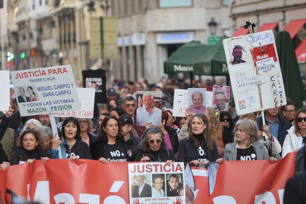 Miles de personas recorren València en la primera manifestación contra Mazón tras su citación como testigo