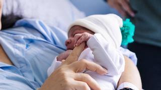 La natalidad continúa a la baja: 2023 marca un nuevo mínimo histórico de nacimientos, que caen un 24% en solo una década