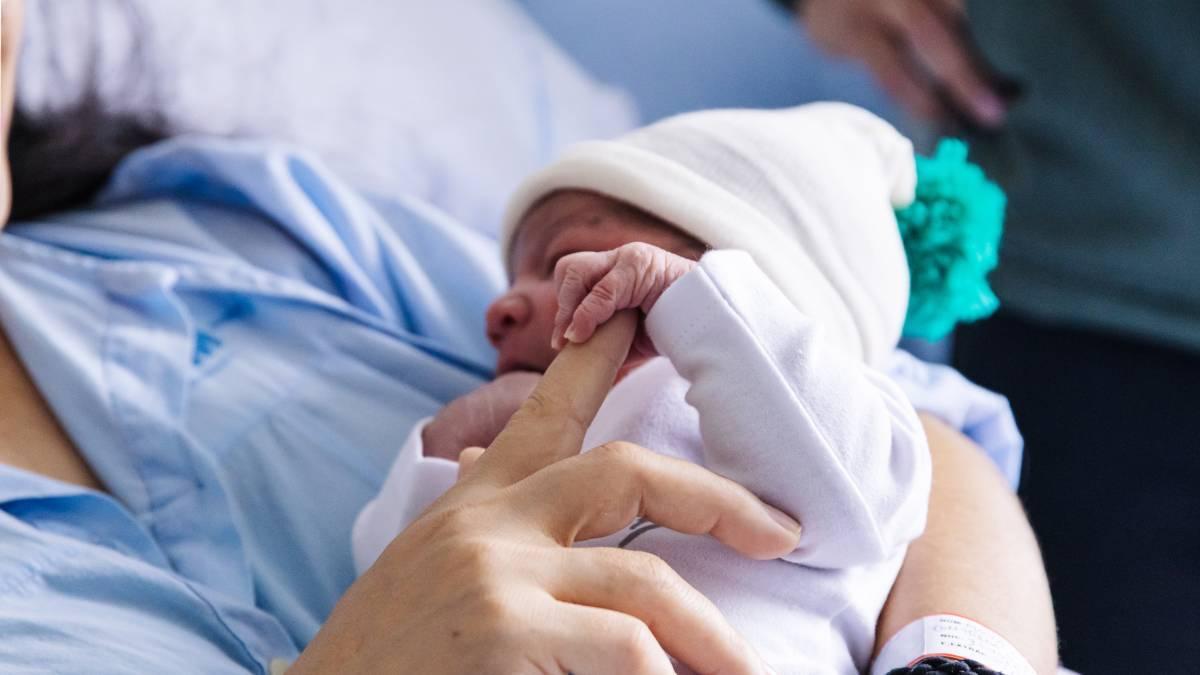 El bebé Erik, el primer madrileño en nacer en 2024, descansa sobre su madre, María Liz.