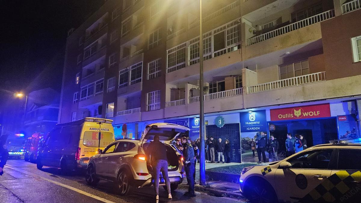 Vecinos desalojados del edificio en donde se ha producido el incendio.