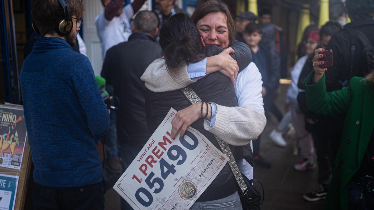 Empleados de la administración de Lotería situada en la Avenida de la Generalitat de Barberà del Vallès (Barcelona) celebran que han vendido parte del Gordo de Navidad del 2022, que cayó en el número 05490.