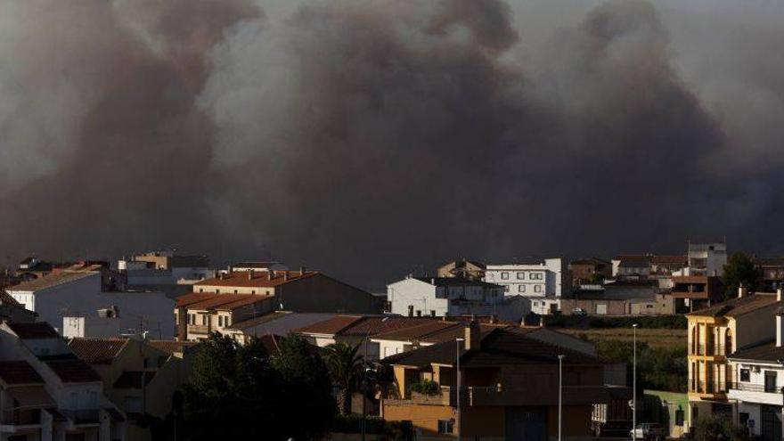 Una nube gigante de humo y cenizas cubre Valencia