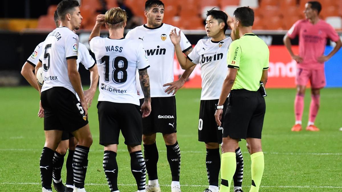 undefinedvalencia s players speak to spanish referee jesus 201108215424