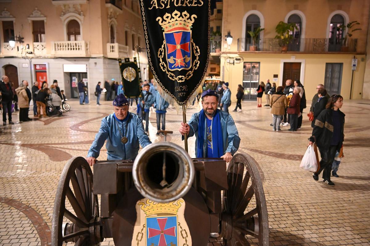 Los Moros y Cristianos desfilan por las calles de Elche en la Entraeta del Mig Any Los Moros y Cristianos desfilan por las calles de Elche en la Entraeta del Mig Any