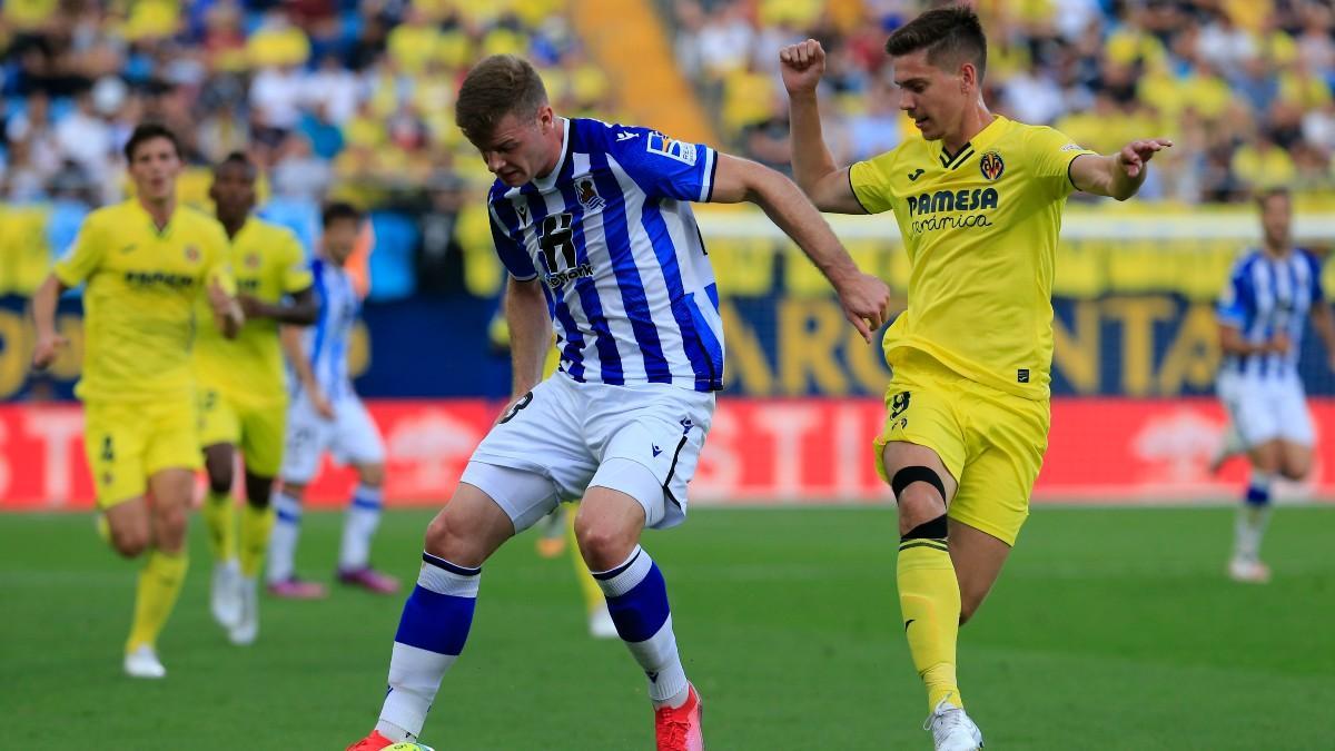 Sorloth y Foyth disputan el esférico durante el Villarreal-Real Sociedad