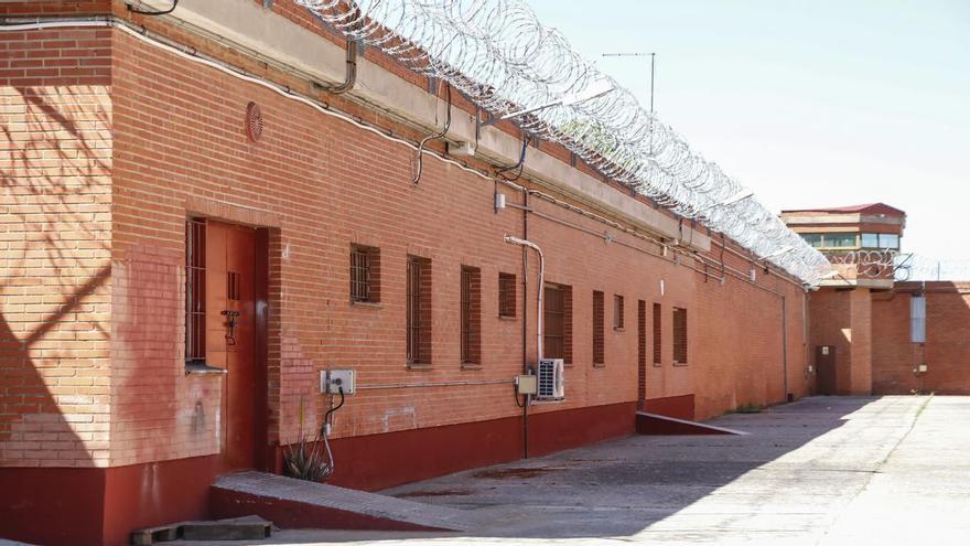 Denuncian que un preso intenta fugarse de la cárcel de Cáceres trepando por los tejados