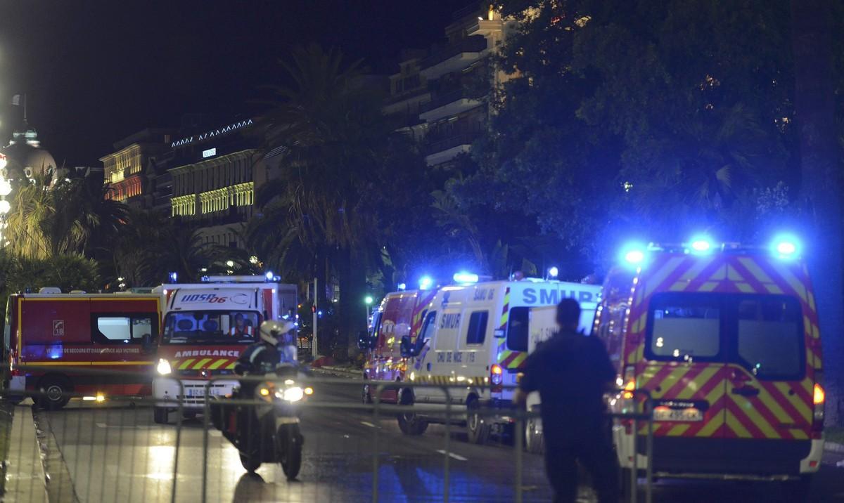 Policies i personal d’emergències, al lloc de l’atemptat amb un camió a Niça.