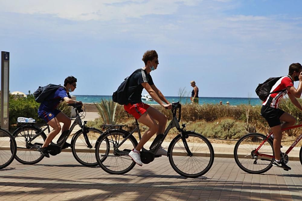 Seit Montag (13.7.) gilt auf den Balearen eine verschärfte Maskenpflicht. Pool, Strand und Strandpromenade sind ausgenommen. Auch Raucher können aufatmen