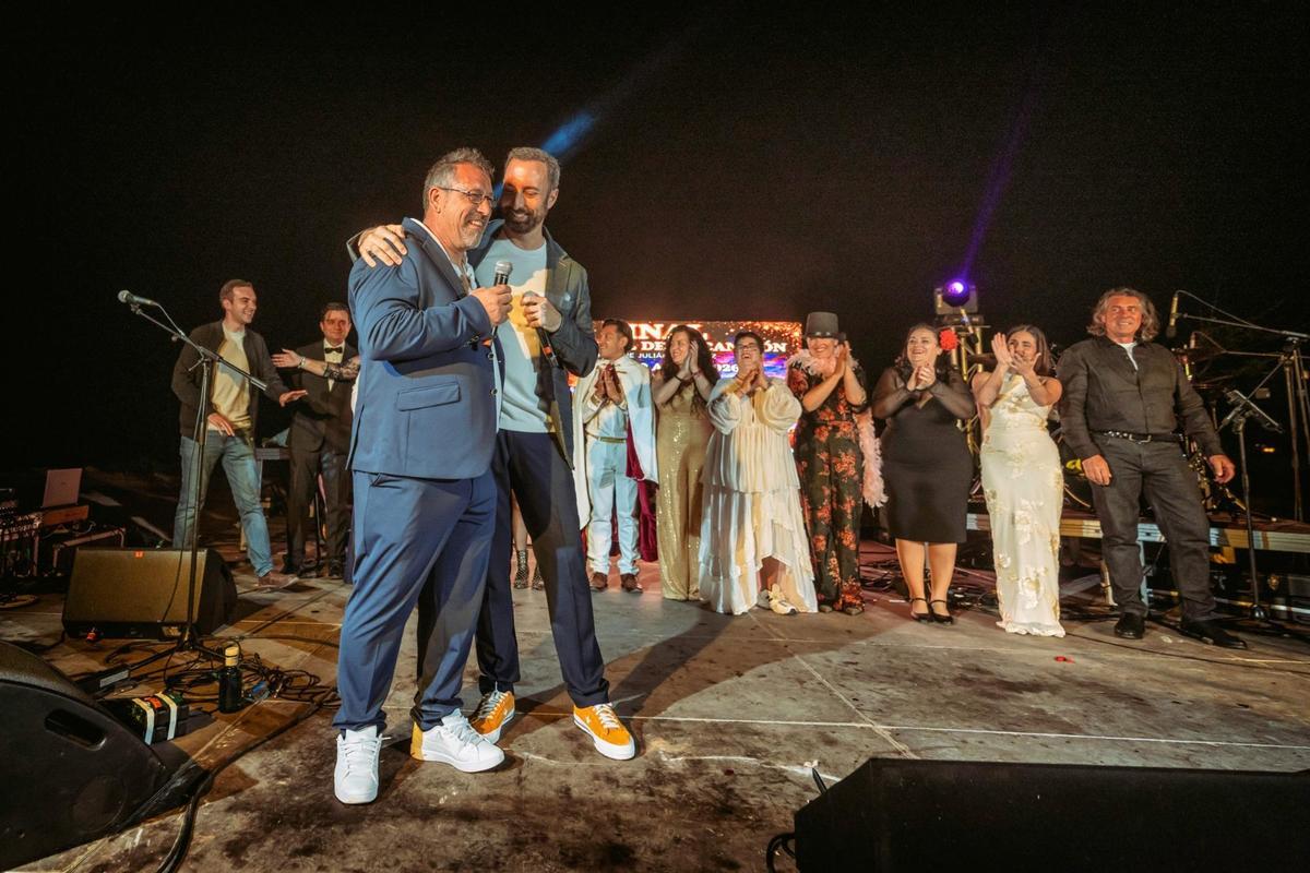Ginés Villalba y David Omar presentando el 'III Festival de la Canción' en el escenario.