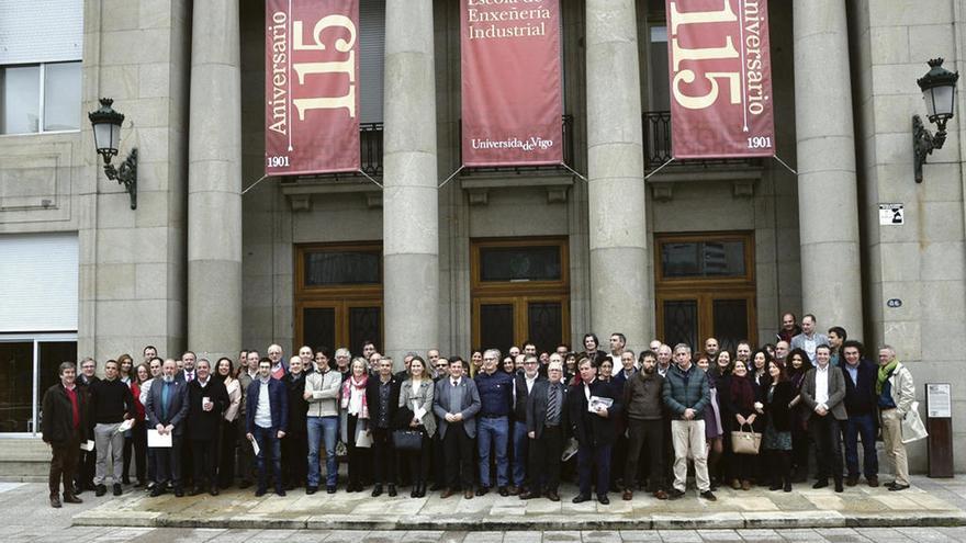 Foto de familia de los trabajadores, docentes e investigadores premiados, ayer, en Torrecedeira. // Duvi