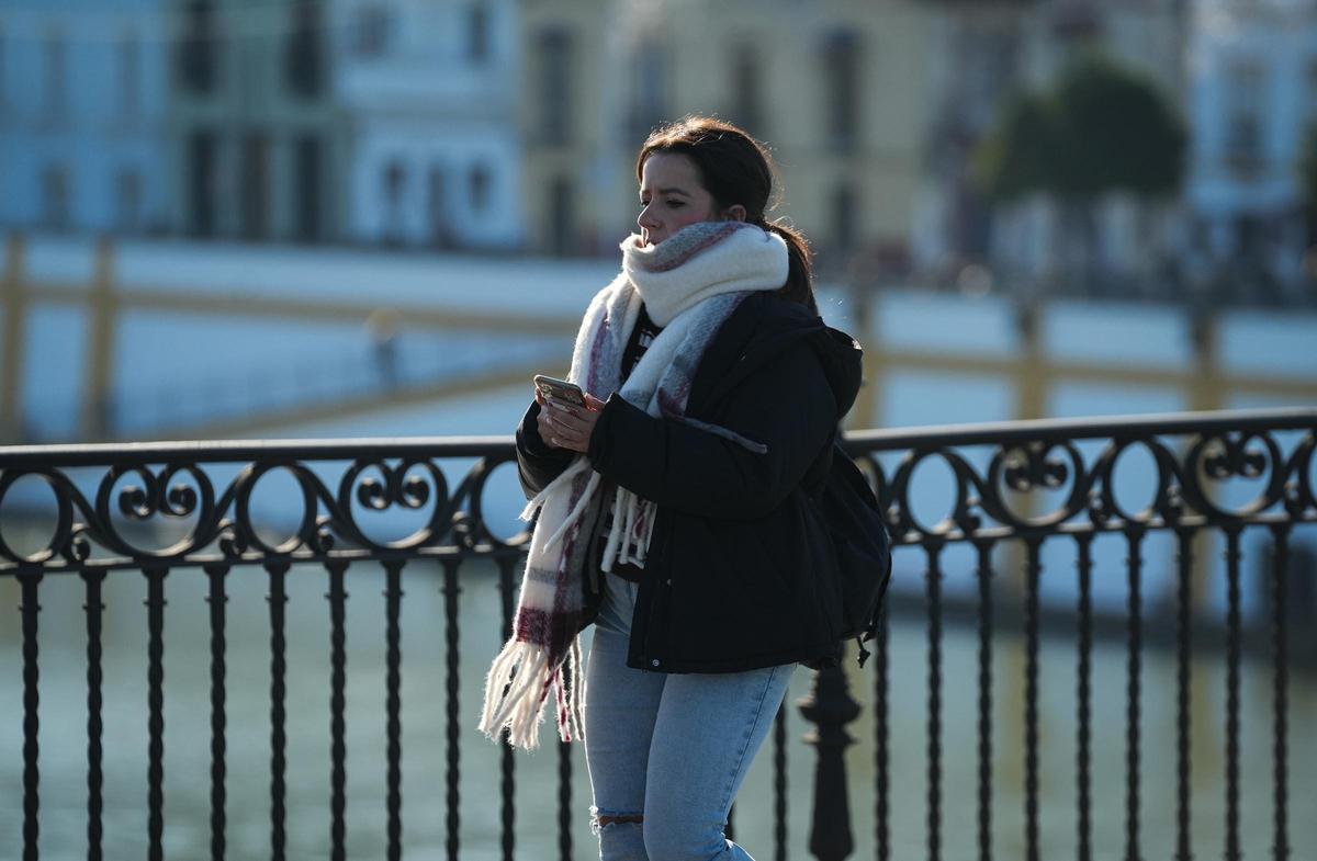 Transeúnte en Sevilla sufre la ola de frío que Goretti dejó en el sur de España