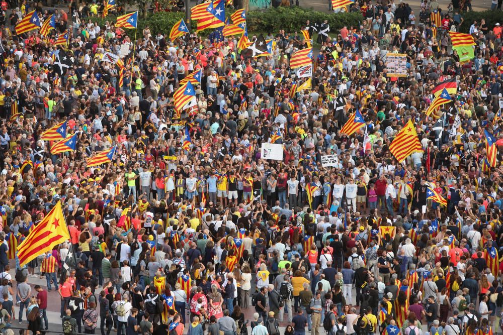 Milers de persones reivindiquen el mandat de l''1 d''octubre al centre de Barcelona