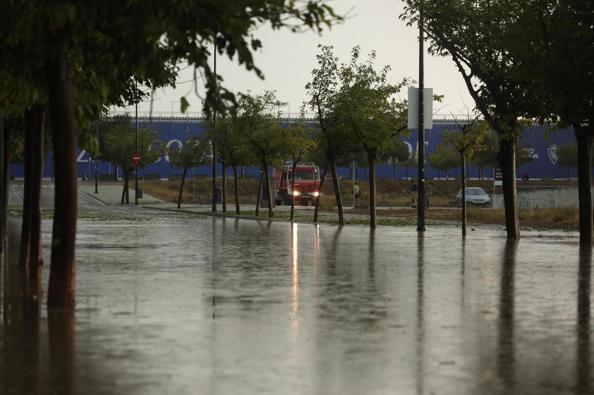 En imágenes I La lluvia anega varias calles de Zaragoza y obliga a intervenir a los bomberos