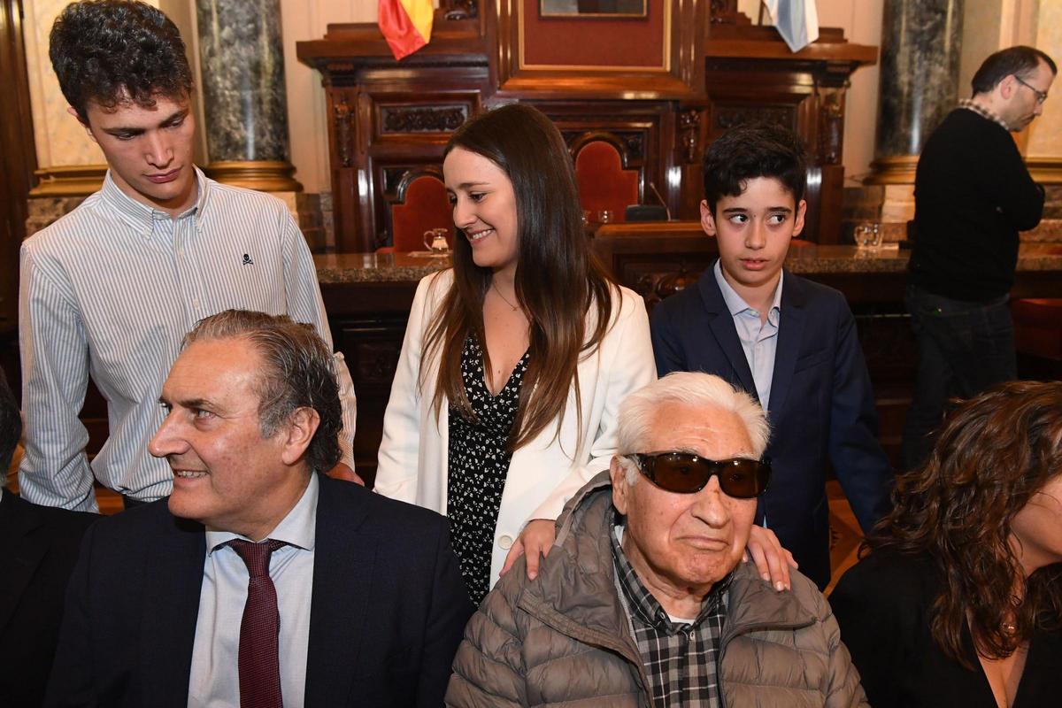 Arsenio, con parte de su familia, en el Ayuntamiento de A Coruña cuando fue nombrado Hijo Adoptivo de la ciudad.