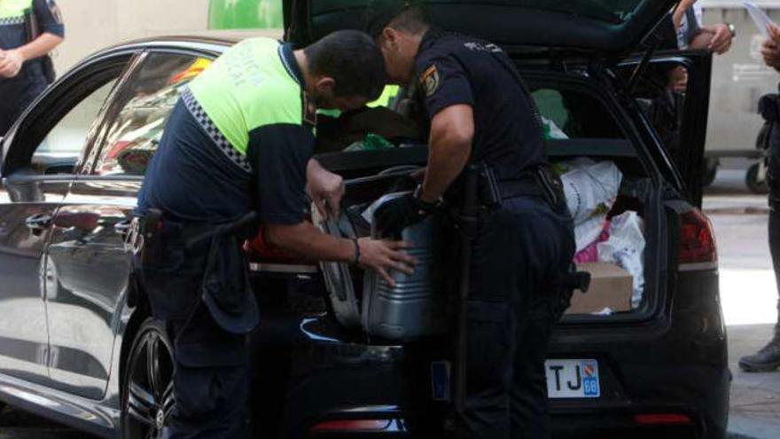 Agentes de la Policía Local y Nacional registrando un coche en uno de los controles ayer en la calle San Fernando.