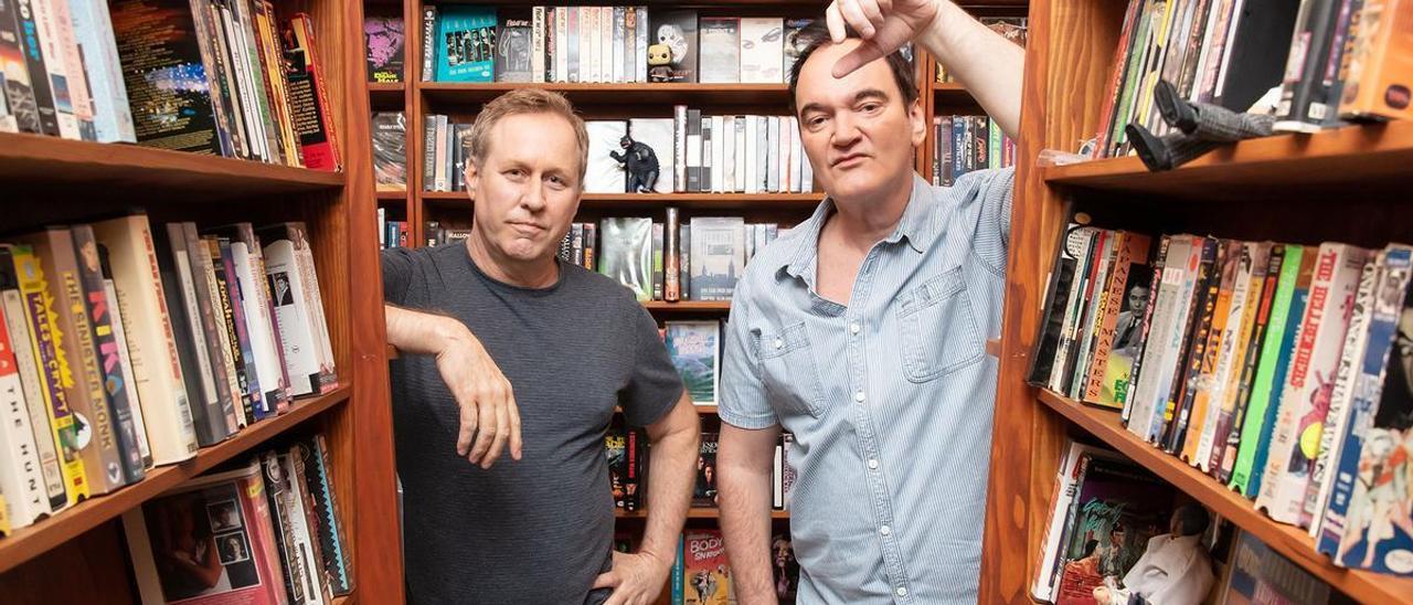 Roger Avary y Quentin Tarantino, en un pasillo del videoclub que el director de ’Pulp Fiction’ ha recreado en su sótano.