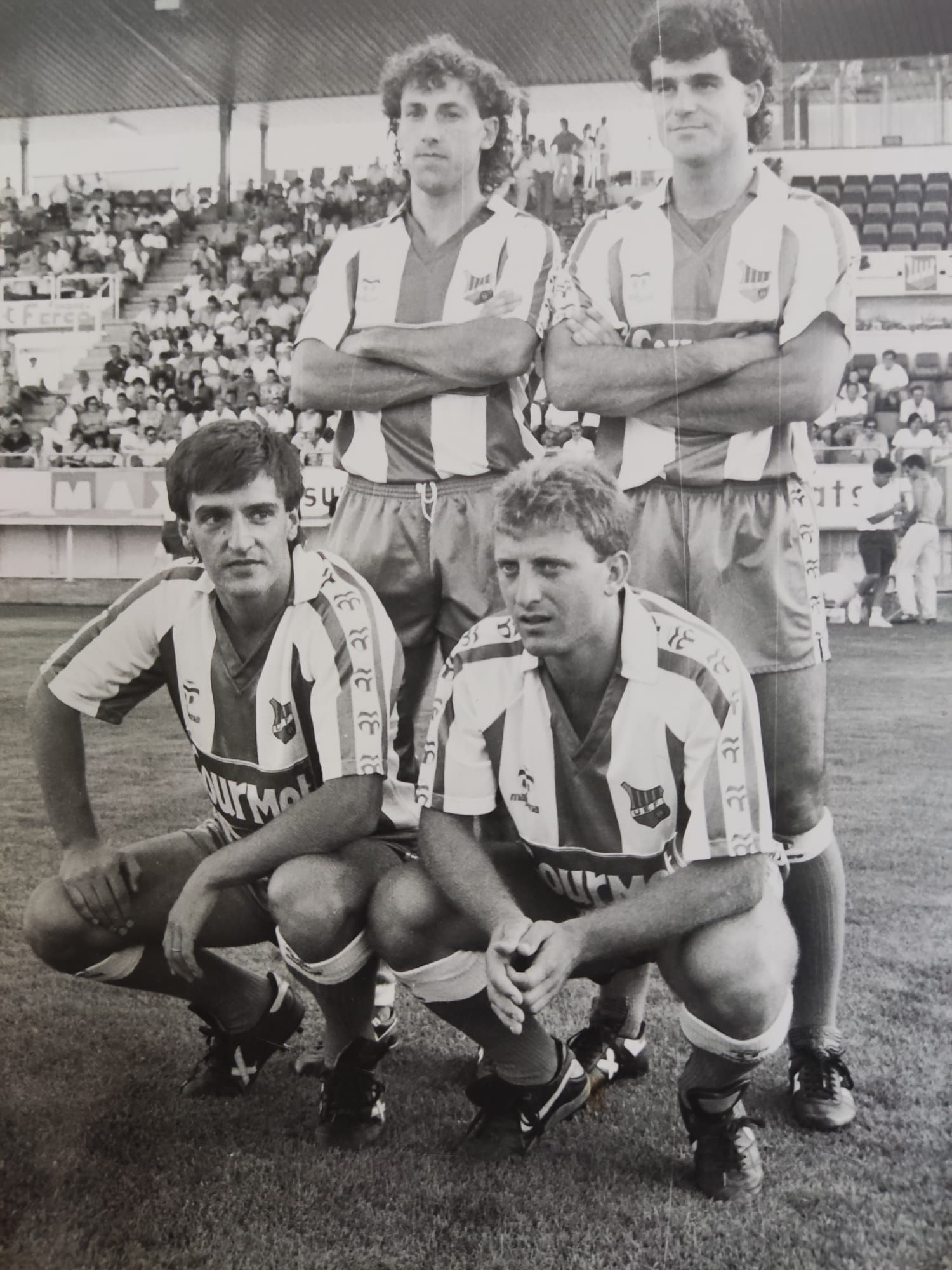 López López -a baix a la dreta-, amb Comas, Alejo i Martín, a la presentació de la UE Figueres 1989-90