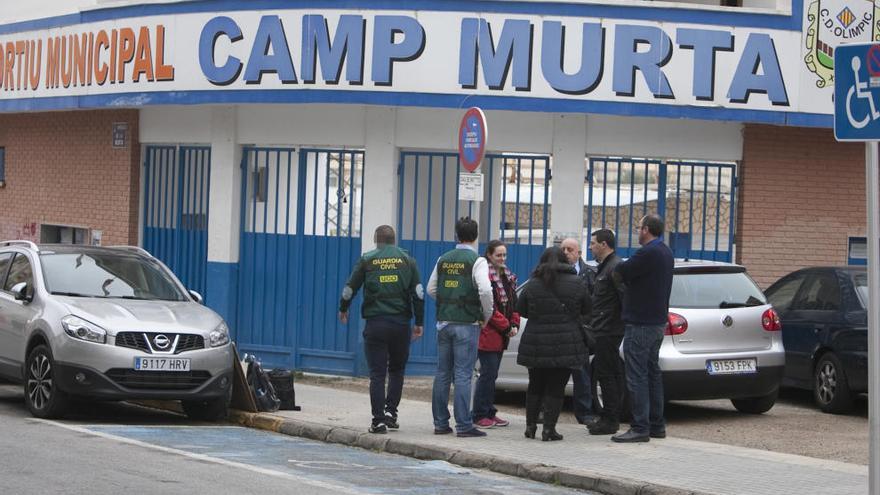 Agentes de la Guardia Civil, ayer, a las puertas del campo de fútbol de Xàtiva.