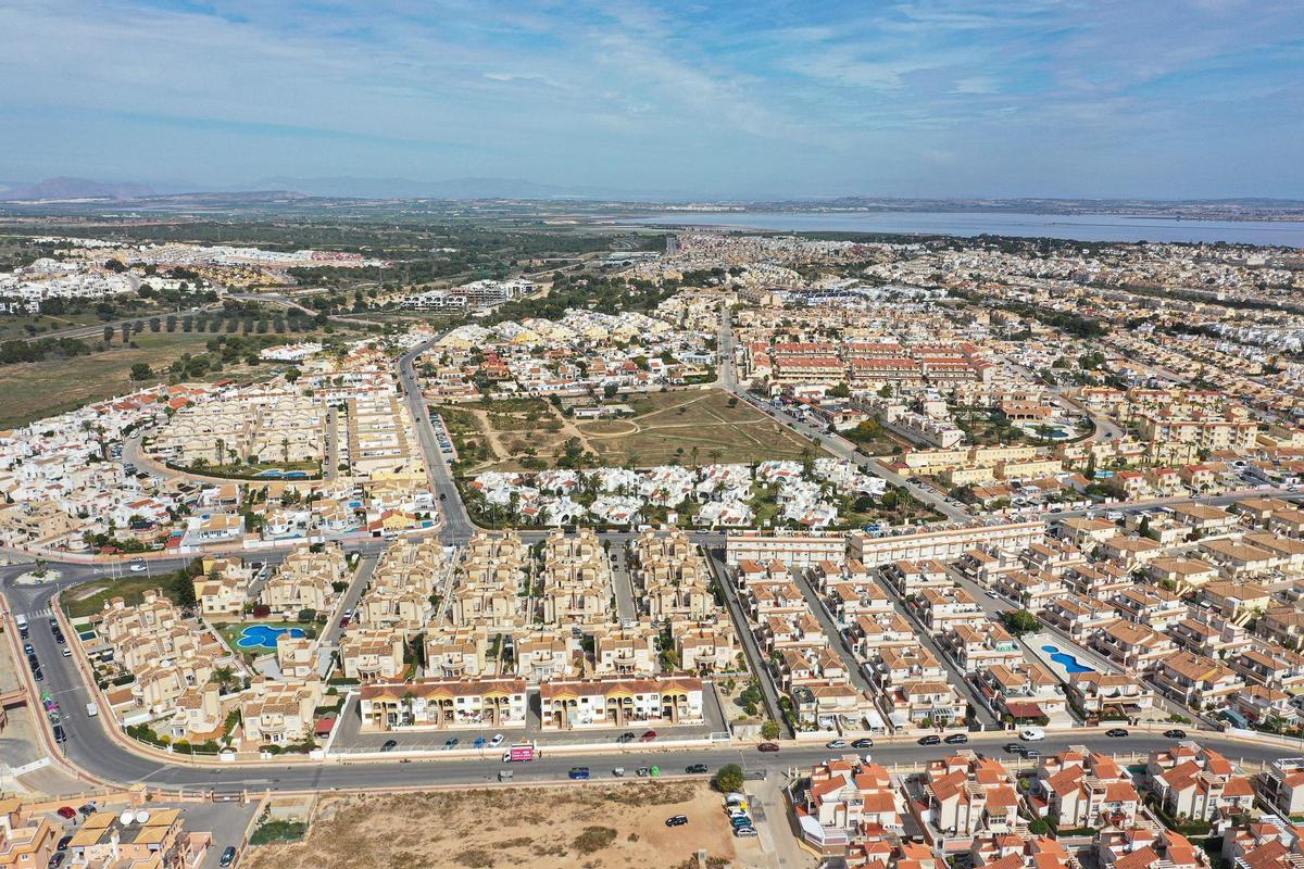 Orihuela Costa, con su trama de urbanizaciones, con uno 25.400 habitantes es la entidad singular más poblada de las 24 con que cuenta capital de la Vega Baja