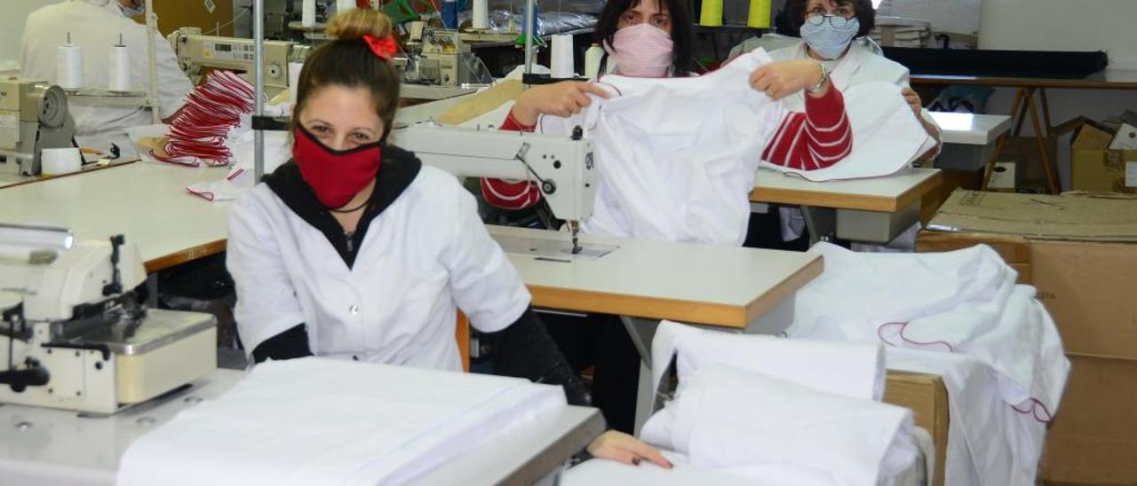 El taller de Textil Bueu, dirigido por Isolina Villanueva, está a pleno rendimiento fabricando material sanitario. // Gonzalo Núñez