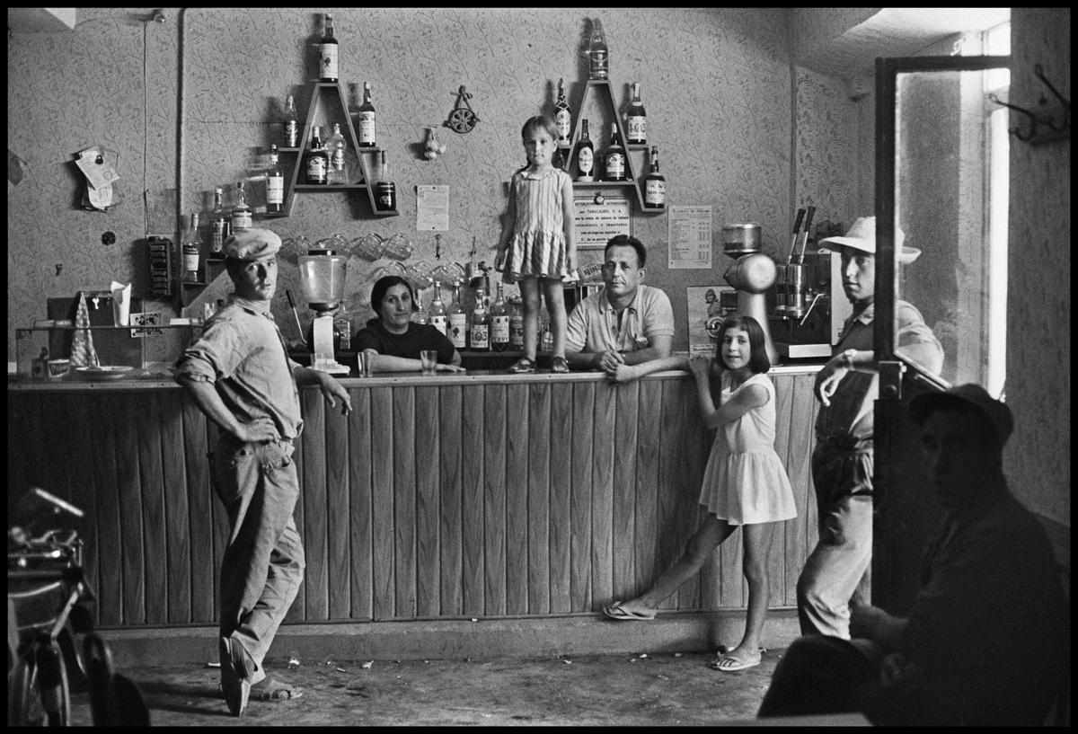 „El Pedernoso“, 1971: Dieses Bild entstand bei einem Stopp, als Haras Auto kaputtging: „Der Barbesitzer stellte seine Tochter auf den Tresen und alle posierten“, erinnert er sich.