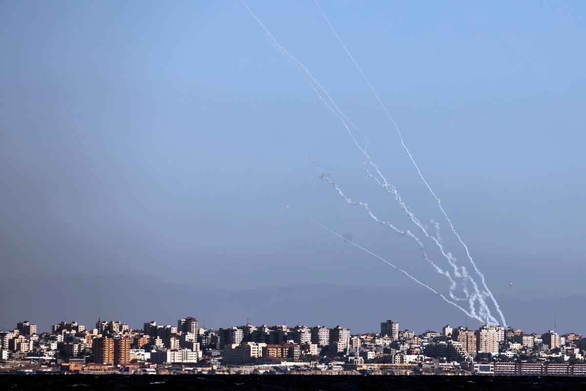 Cohetes lanzados por Hamás desde la franja de Gaza hacia Israel.