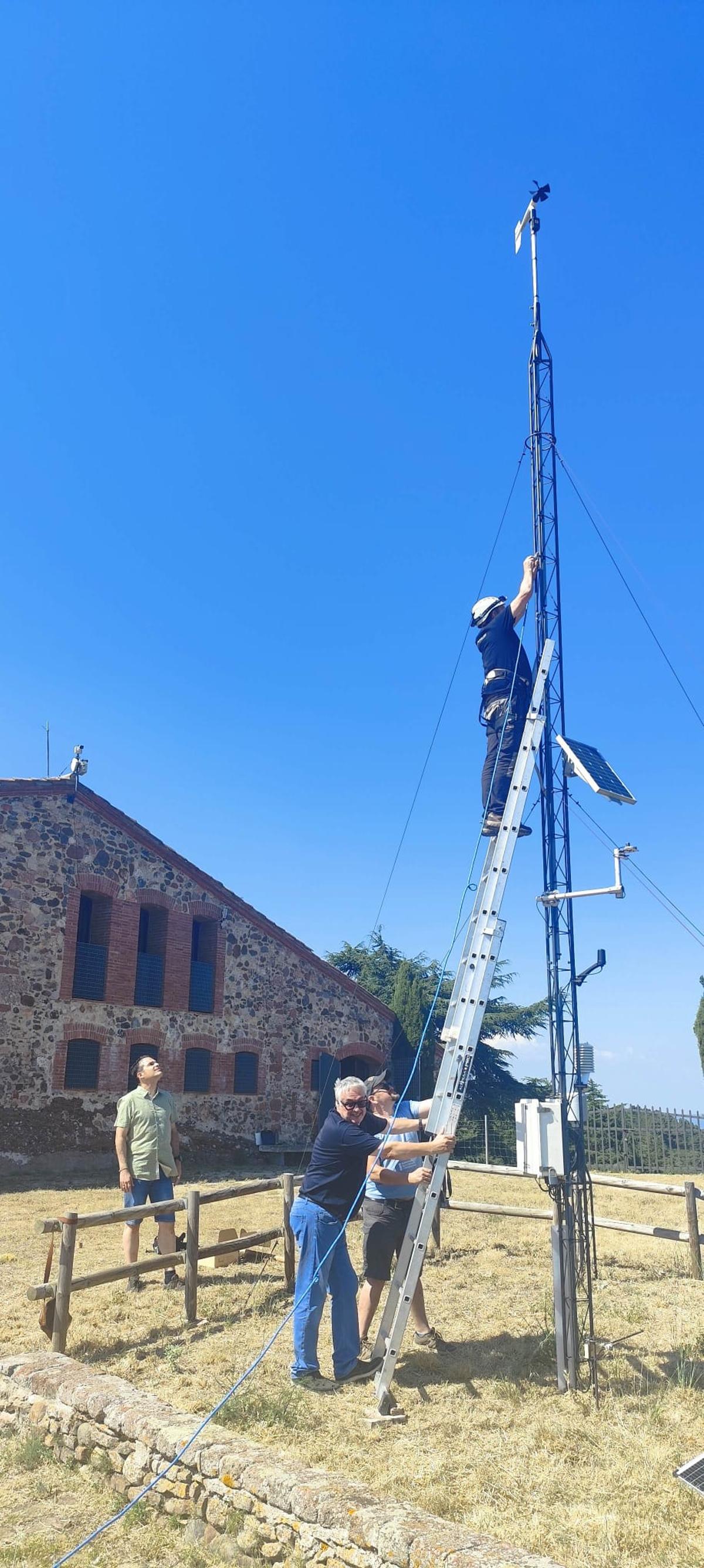 Treballs d'instal·lació del dispositiu de seguiment i control al centre de la Mata, a Mura