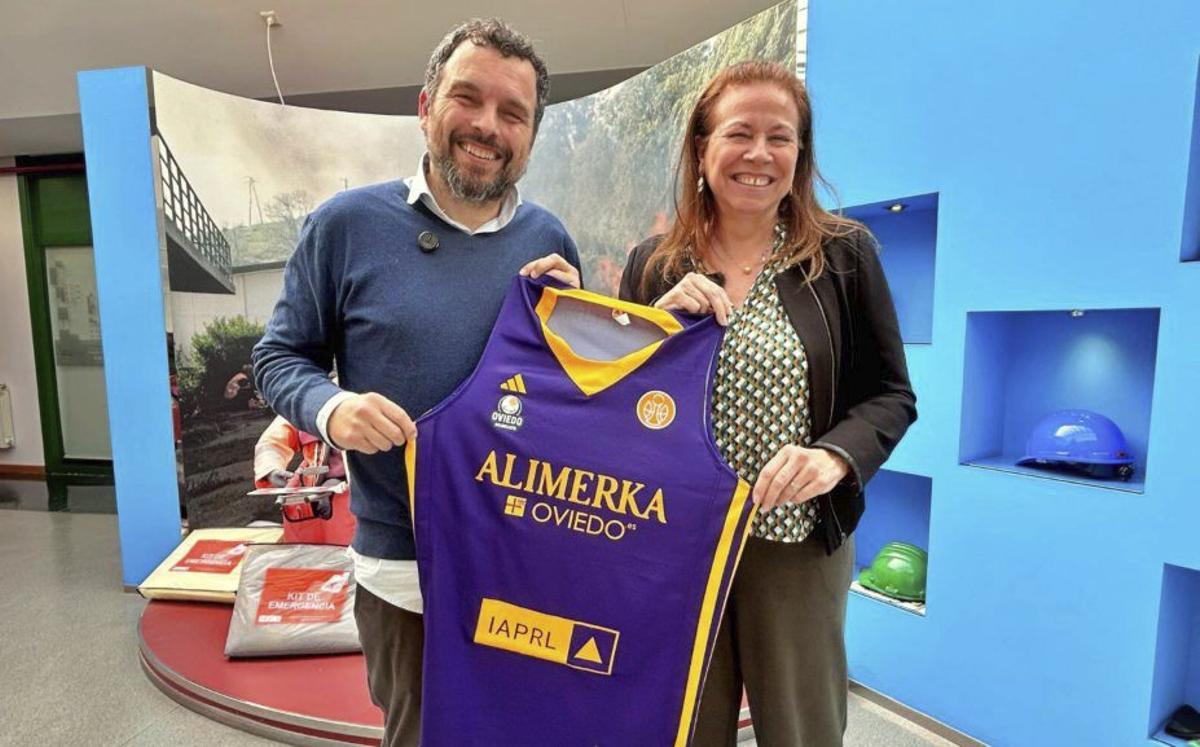 Fernando García, director general del Alimerka, y Miryam Hernández, directora del Instituto Asturiano de Prevención de Riesgos Laborales. |