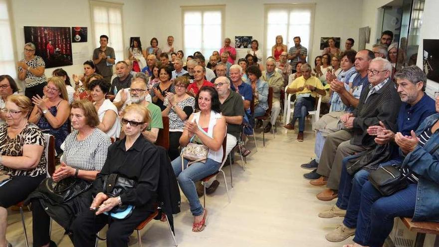 Vecinos y familiares abarrotaron la Sala das Cunchas para recordar al escritor. // Muñiz