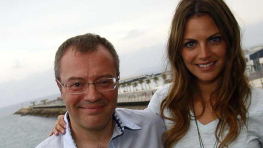 Daniel Monzón y Amaia Salamanca, fotografiados en la terraza del Hotel &quot;Spa Porta Maris &amp; Suites del Mar&quot; de Alicante.