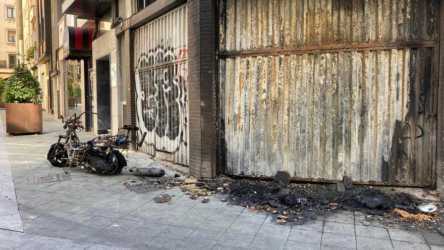 Pegan fuego con gasolina a una moto aparcada en una calle del centro de Gijón: &quot;Fueron gamberros&quot;